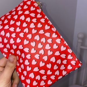 Holds anything, makeup, money